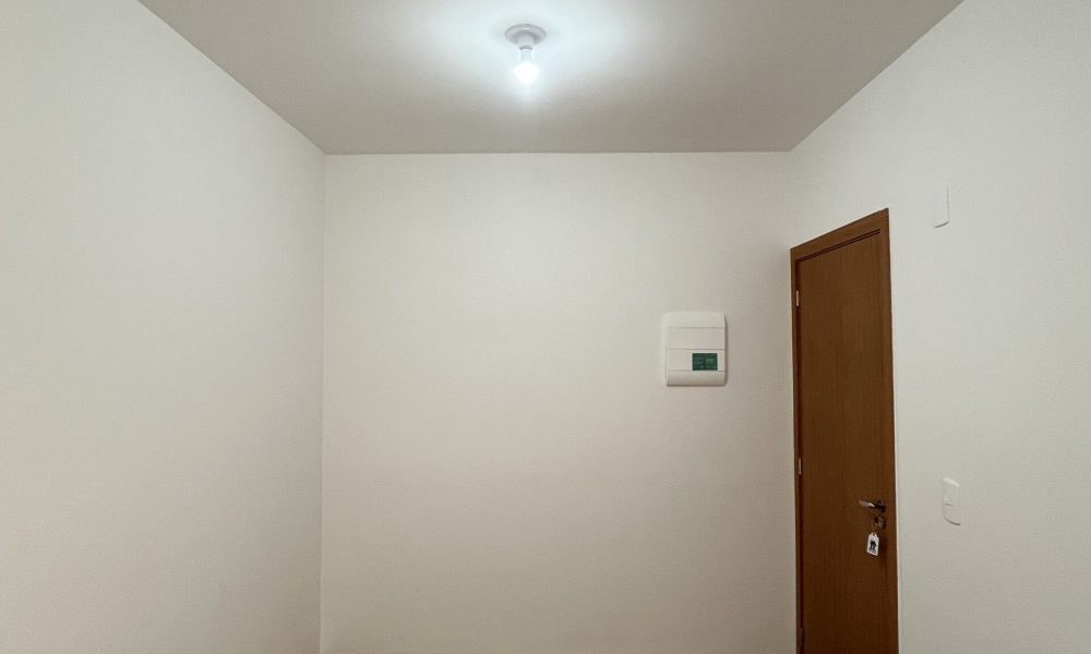 SALA - PISO LAMINADO E TETO